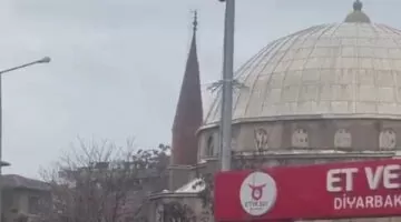 Diyarbakır’da depremde hasar gören minare kontrollü yıkıldı