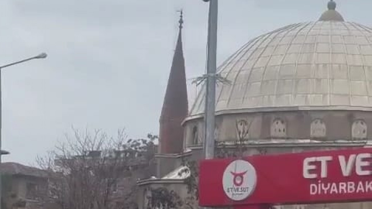 Diyarbakır’da depremde hasar gören minare kontrollü yıkıldı