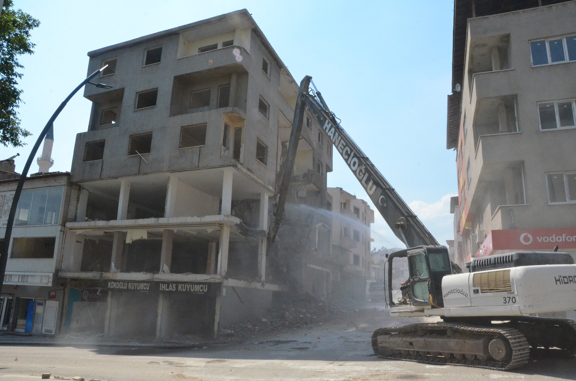 Depremlerden etkilenen Afşin’de ağır hasarlı binaların yıkımı sürüyor