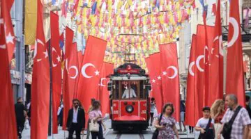 İstiklal Caddesi 30 Ağustos Zafer Bayramı’nda Türk bayraklarıyla donatıldı