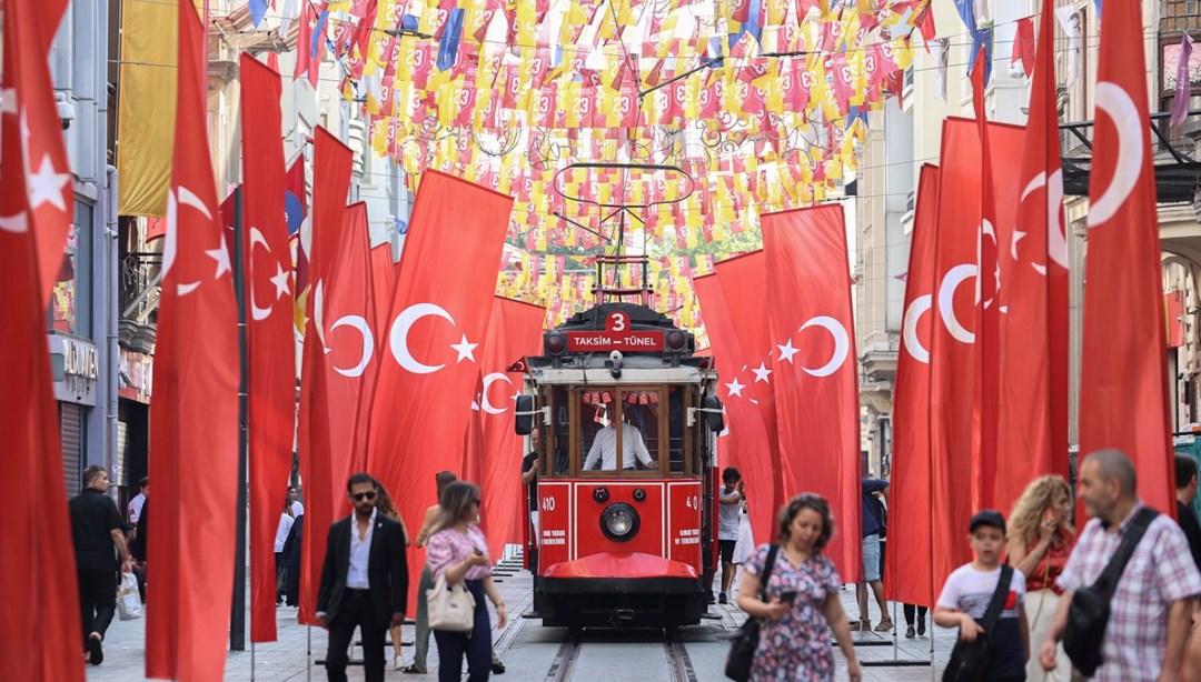 İstiklal Caddesi 30 Ağustos Zafer Bayramı’nda Türk bayraklarıyla donatıldı